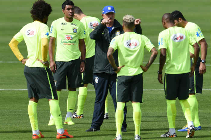 Sem poder contar com o atacante Neymar, o técnico testou várias opções para montar a seleção brasileira que enfrenta a Alemanha. Foto: VANDERLEI ALMEIDA / AFP 