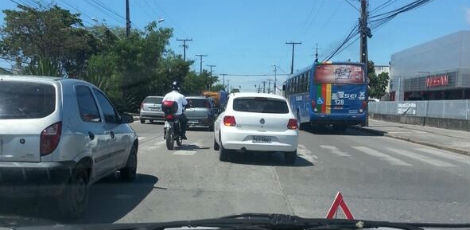 Acidente entre carro e bicicleta deixou trânsito lento na Av. Mascarenhas de Moraes