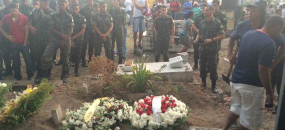 Corpos de vítimas de afogamento são enterrados em Santo Amaro - TV Jornal