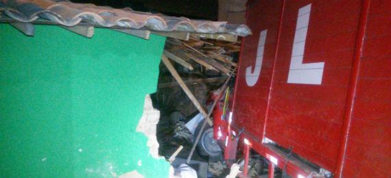 Caminhão invade casa e deixa feridos na Zona Norte do Recife - TV Jornal