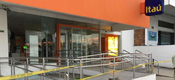Explosões de bancos, reféns e destruição no Cabo de Santo ... - TV Jornal