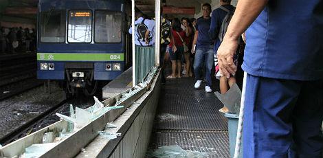 Revoltados com a falta de transporte, usuários teriam gerado confusão e depredação na Estação Coqueiral. Foto: Diego Nigro/JC Imagem