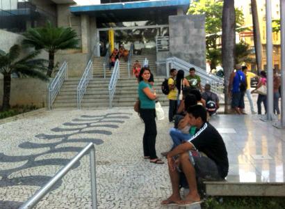Clientes formaram filas em frente às agências, desde o início da manhã. Foto: Rafael Carneiro/ Rádio Jornal