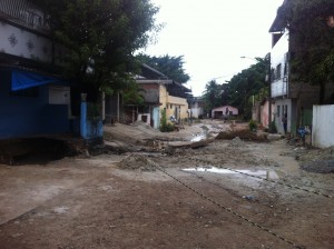 Rua Augustinho Barbalho após água baixar, pela manhã.  Foto: Clarissa Siqueira/ Rádio JC News