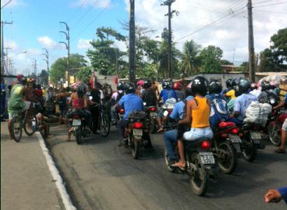 O trânsito ficou complicado no local. Foto: Karoline Fernandes/ JC News