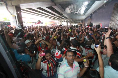 Uma multidão foi ao Aeroporto do Guararapes receber o Santa Cruz. Foto: JC Imagem