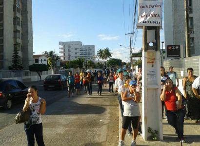 Por conta do atraso dos coletivos, as paradas ficaram lotadas Foto: Ismaela Silva/ JC News