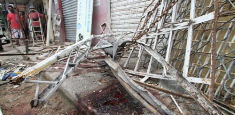 Com o acidente, estruturas de ferro que estavam na calçada também foram atingidas Foto: Ricardo Labastier/ JC Imagem