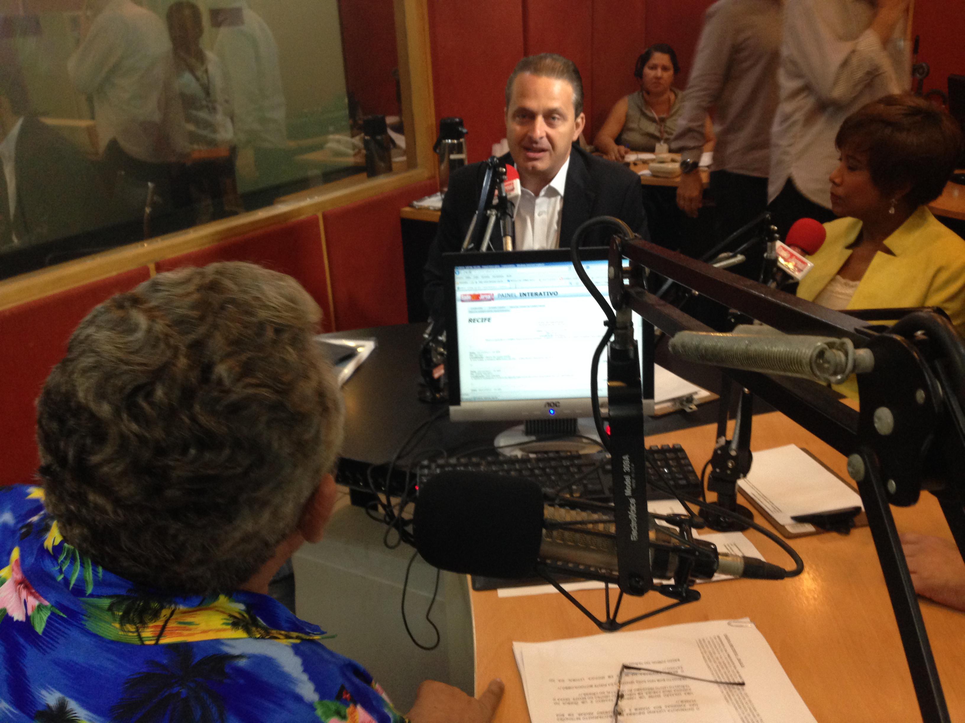 O governador Eduardo Campos lamenta a morte do cantor, em entrevista na Rádio Jornal. Foto: Rafael Souza/ Rádio Jornal