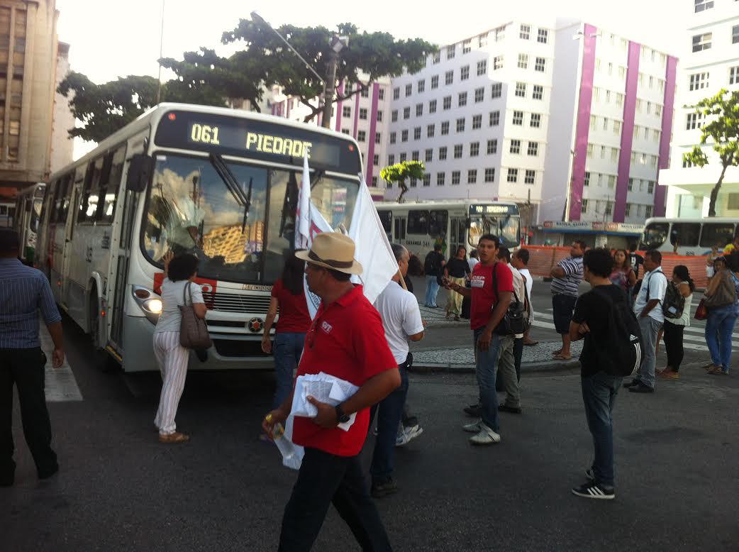 No cruzamento da Rua do Sol com a Av. Guararapes fo ibloqueado por manifestantes. Foto: Carlso Simões/ Especial para a Rádio Jornal