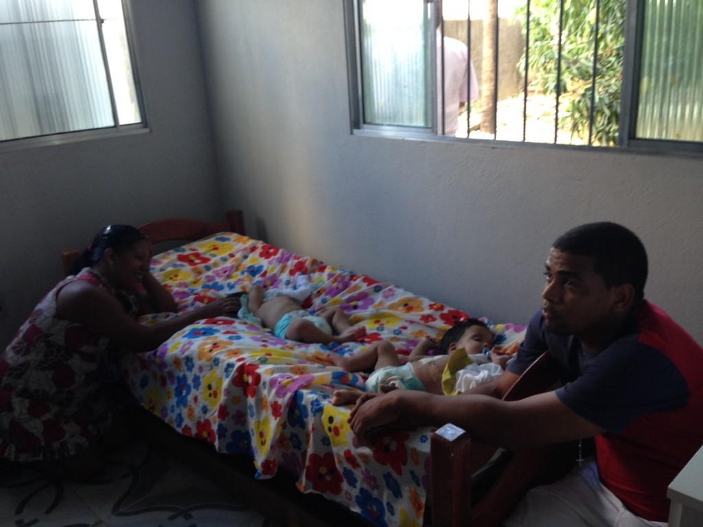 Saulo e Davi descasam na nova casa enquanto pais observam os filhos Foto: Juscelino Silva/ Especial para a Rádio JC News