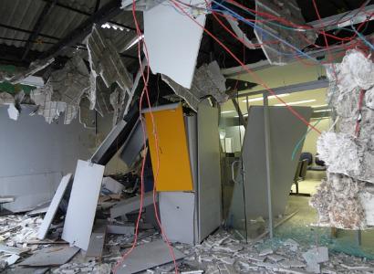 Com o impacto da explosão, parte do teto veio abaixo. Foto: Reprodução/ Blog agresteviolento.com.br