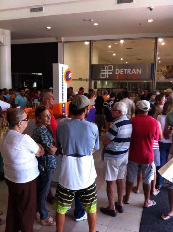 No Detran do Shopping Guararapes usuários enfrentaram grandes filas para receber atendimento, nesta terça-feira (11) Foto: Sérgio Henrique/ Cortesia Rádio Jornal