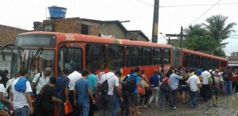 Muitos passageiros tiveram que ir a pé aos seus destinos após ônibus atolar próximo ao TI Joana Bezerra Foto: Elizabete Santos/Cortesia