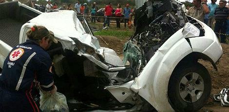 Carro colidiu com poste e deixou um morto e outro ferido na BR-232 Foto enviada por internauta