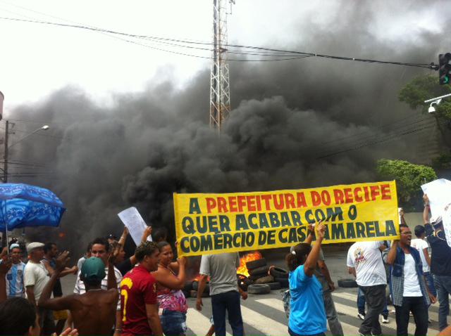 Protesto de comerciantes informais interdita fluxo de veículos em Casa Amarela Foto: Rafael Carneiro/ Rádio Jornal