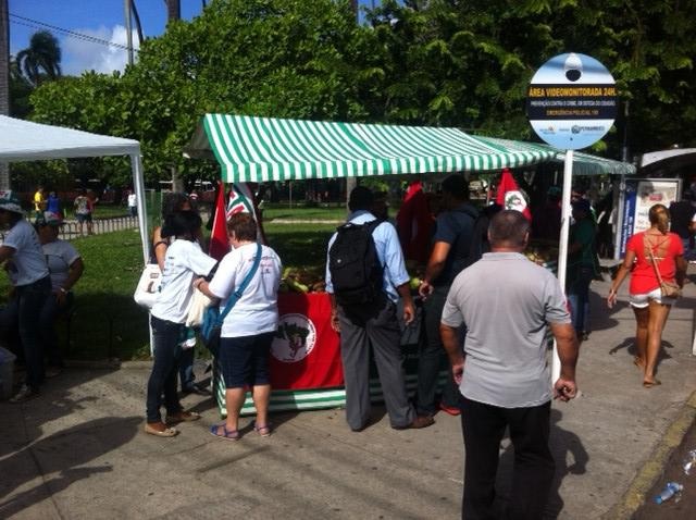 No Derby, trabalhadores realizam panfletagem e entrega de alimentos  Foto: Rafael Caneiro/ Rádio Jornal