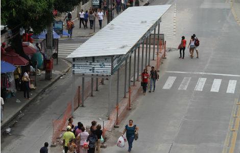Parada do BRT na Av. Conde da Boa Vista Foto: Guga Matos / JC Imagem