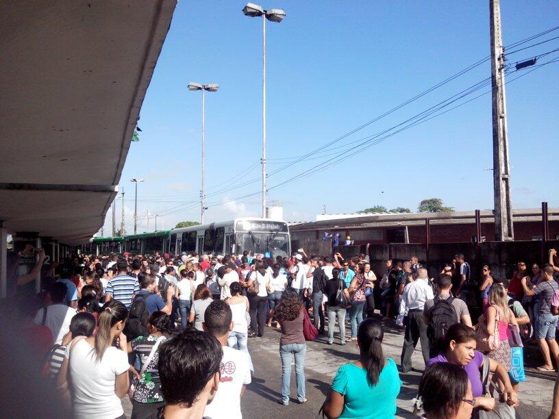 Imagens do protesto no Terminal Integrado de Joana Bezerra. Foto: reprodução twitter/Caroline Toscano
