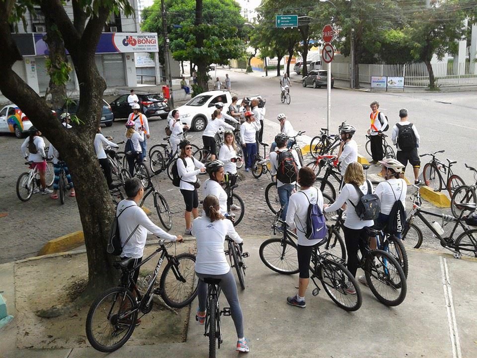 Bike anjo com os professores do Colégio Fazer Crescer, no Rosarinho Foto: Israel Costa / Divulgação