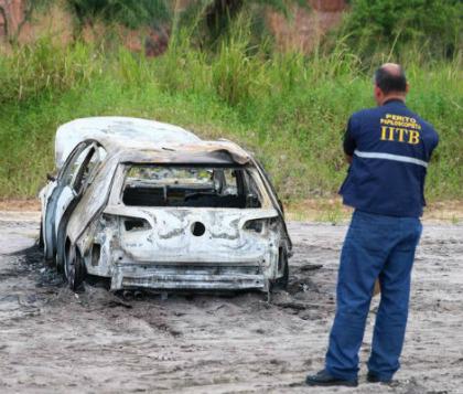 Carro foi encontrado totalmente destruído pelo fogo na Guabiraba Foto: Sérgio Bernardo/JC Imagem