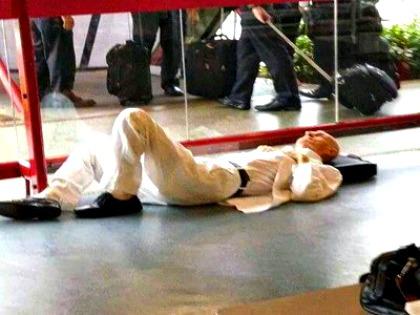 A última vez que Ariano foi flagrado deitado no chão de um aeroporto foi em 15 de abril, em Brasília. Foto: reprodução/internet