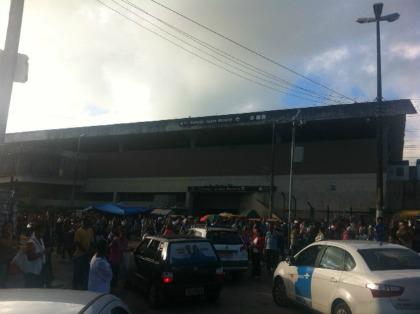 No Terminal da Macaxeira, houve protesto e queima de ônibus. Passageiros esperaram longas horas sem previsão de chagada dos ônibus. Foto: Rafael Carneiro/Rádio Jornal