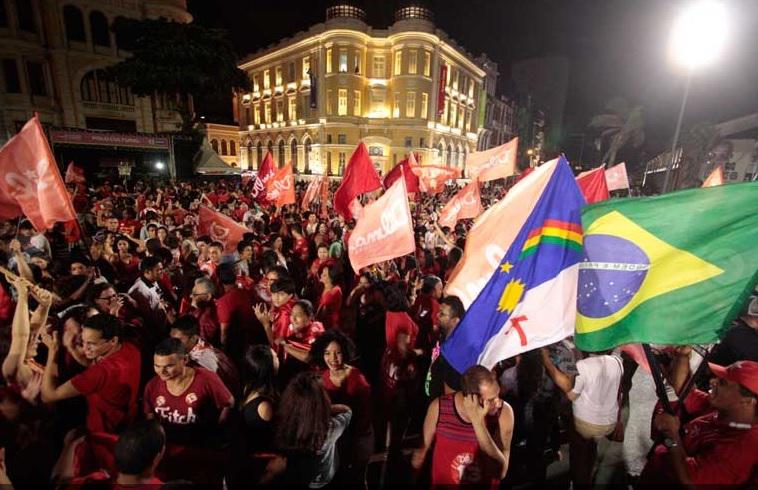 Após divulgação ds resultados, milhares de pessoas foram festejar no Marco Zero do Recife. Foto: Guga Matos/JC Imagem